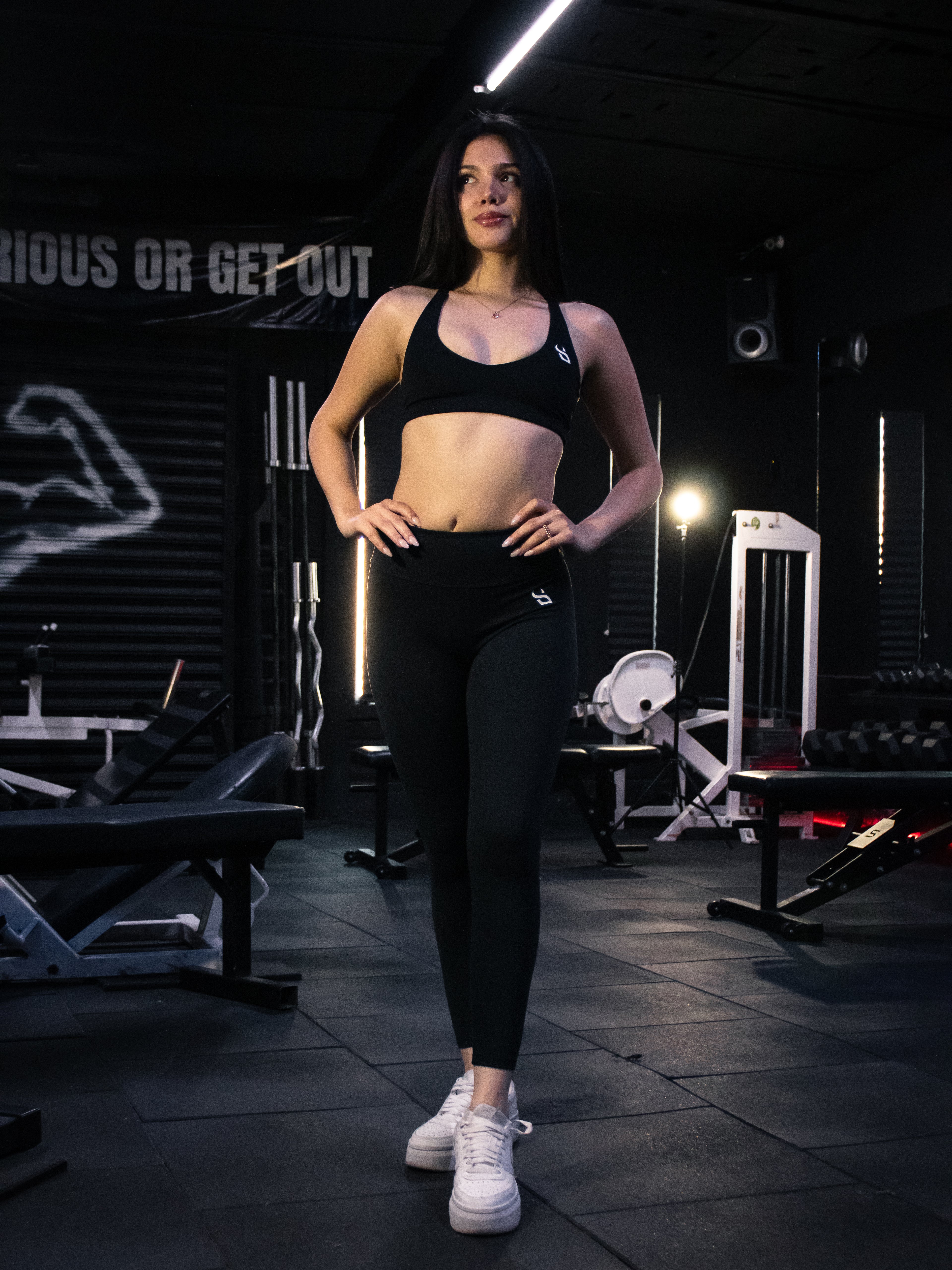 Top (cuello U espalda x) & Leggins (negro)