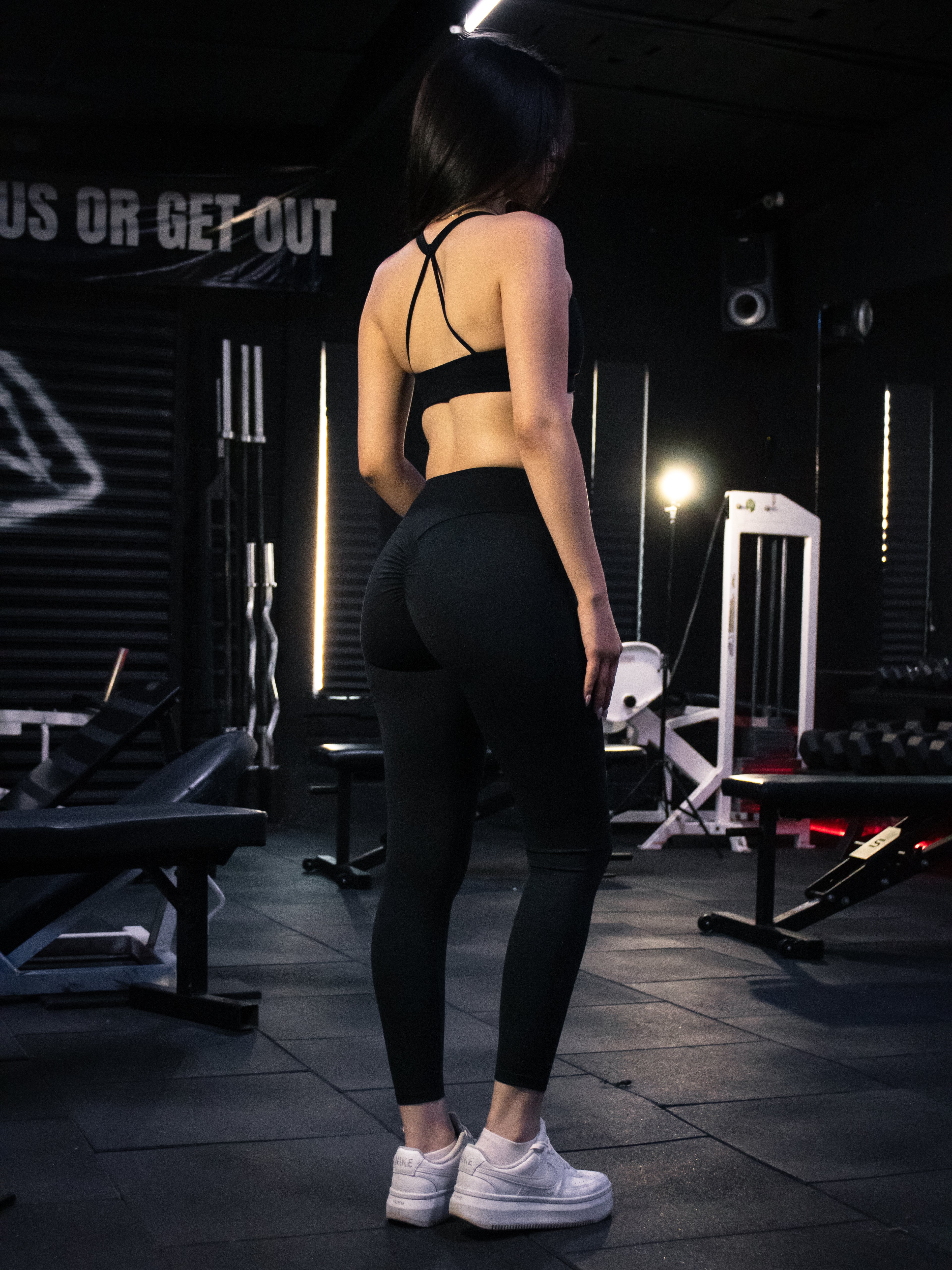 Top (cuello U espalda x) & Leggins (negro)